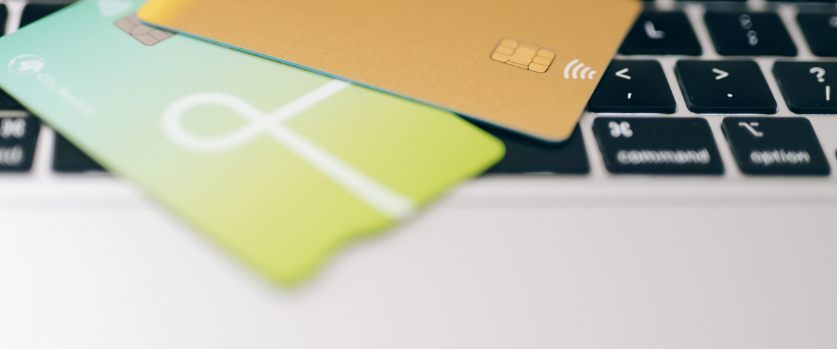 platobné karty na klávesnici notebooka