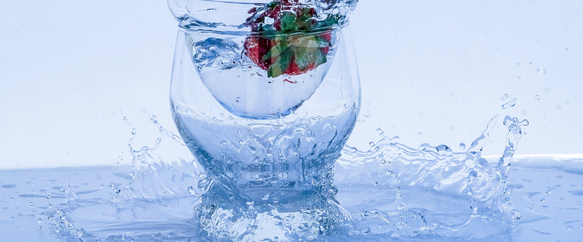 pohár s vodou
