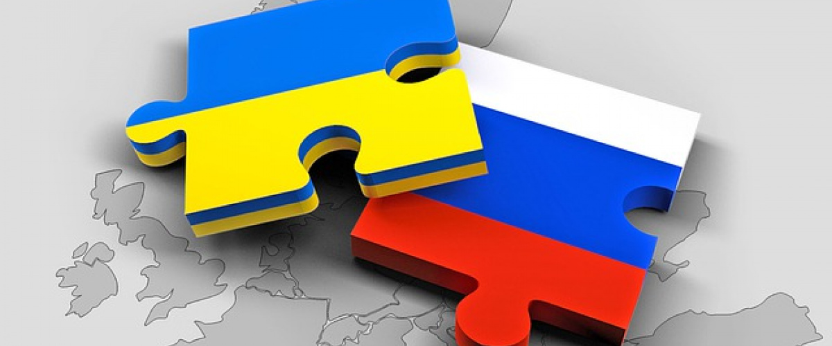 ukrajina - puzzle diely s farbami vlajok Ukrajiny a Ruska na slepej mape Európy