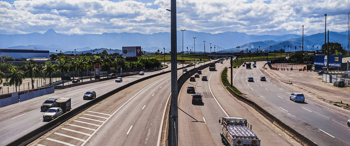 autostráda s vozidlami a dennou oblohou