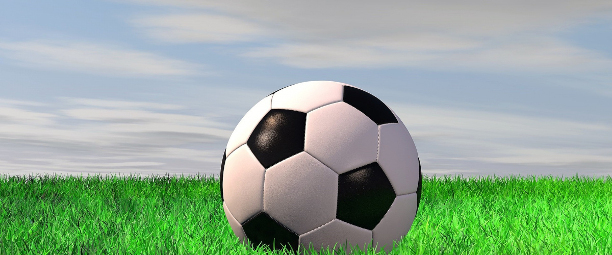 futbalová lopta na tráve