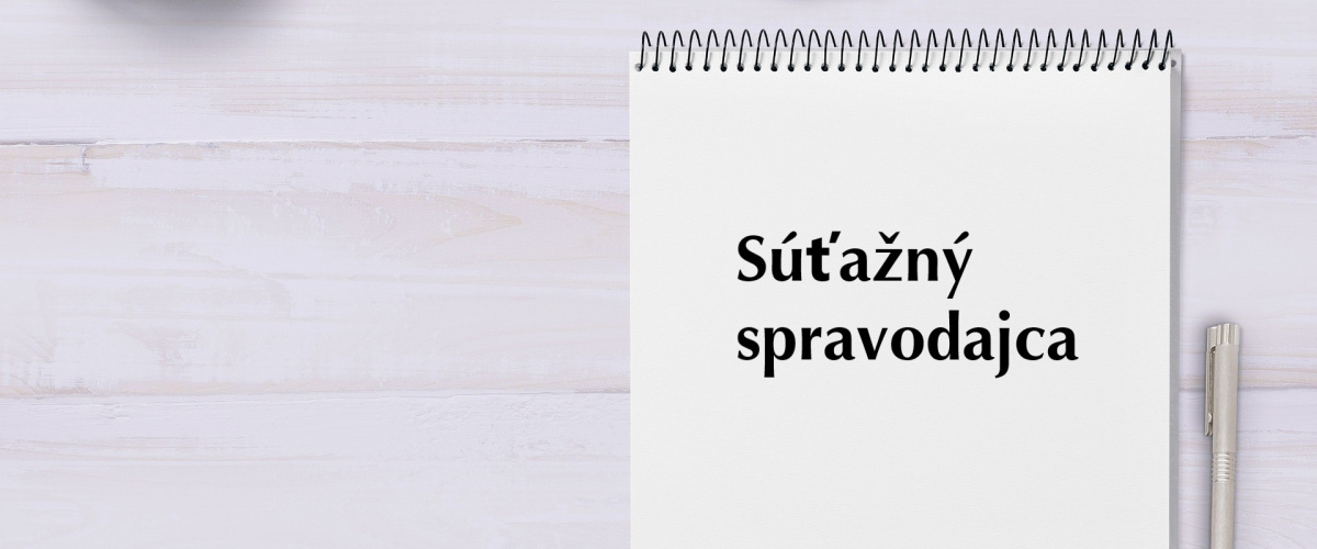 poznámkový blok na stole s nadpisom Súťažný spravodajca