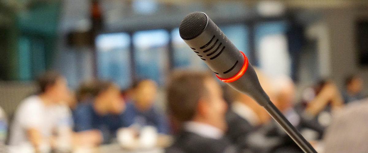 mikrofón na konferencii