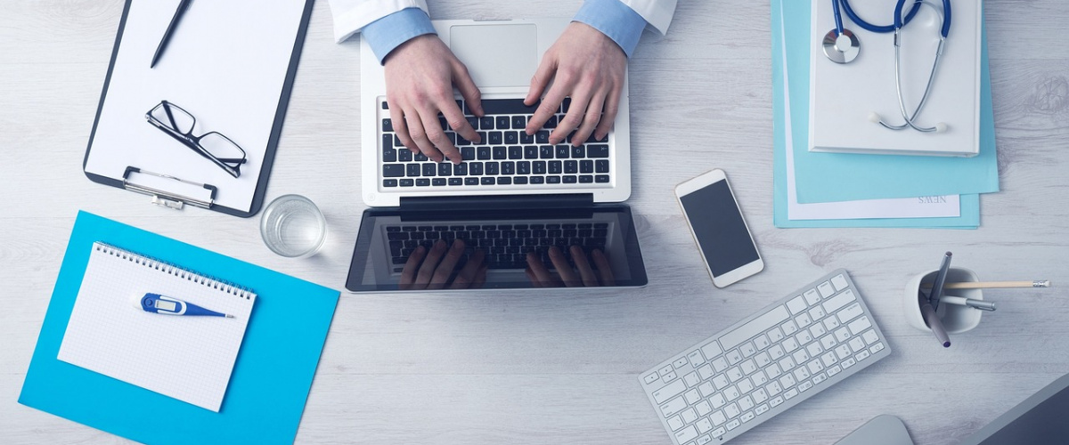 stôl, písanie na počítači