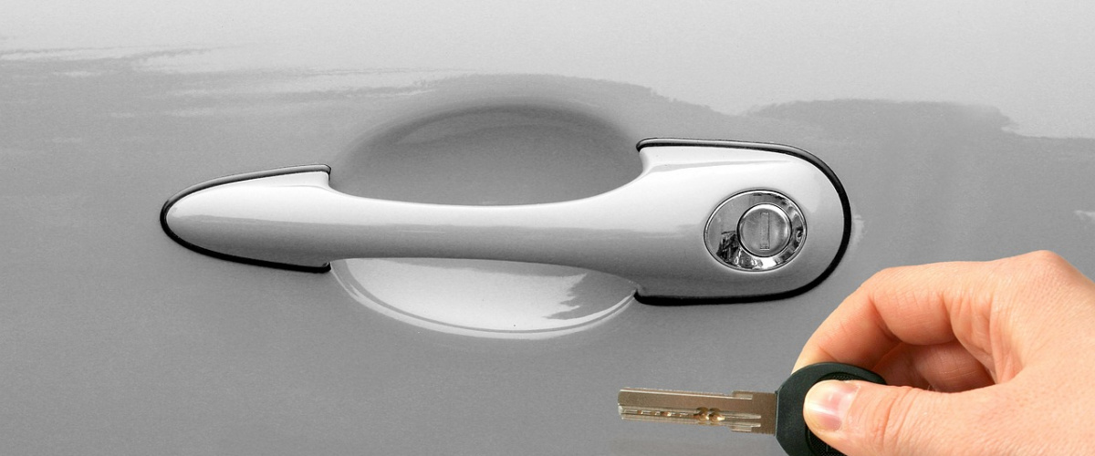 zámok od auta a kľúč