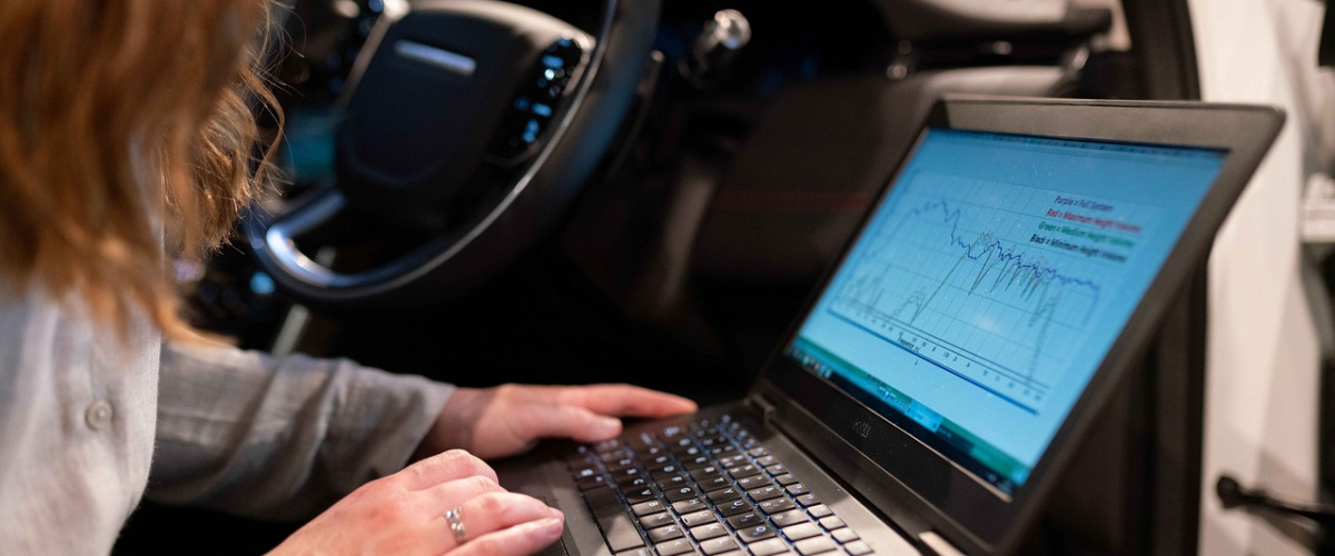 inžinier v automobile