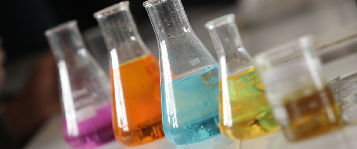 skúmavky s chemikáliami
